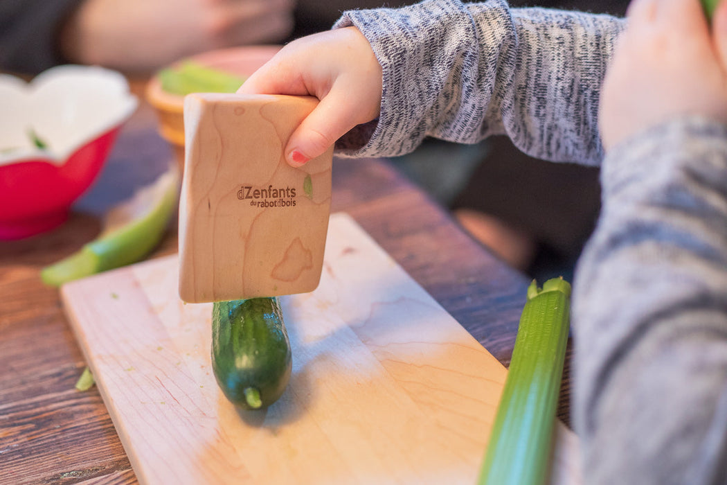 L’ensemble couteau et planche à découper en bois pour enfant