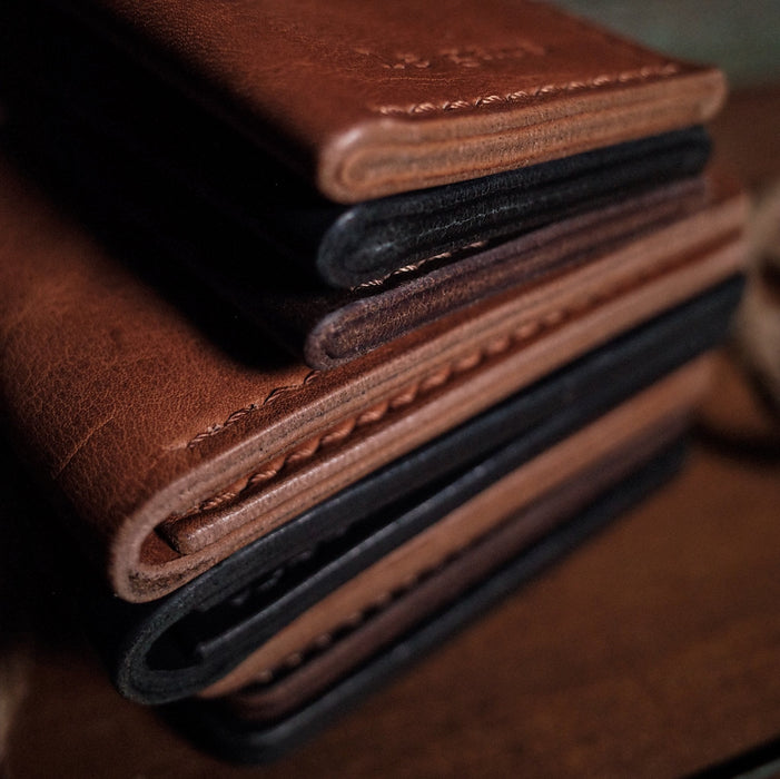 Durable saddle tan leather bifold wallet for men’s everyday essentials
