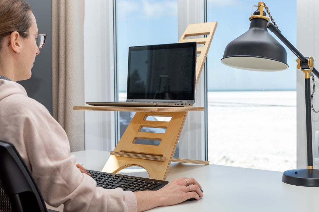 station de travail assis-debout, le standing desk fabriqué au Québec. Parfait pour l'ergonomie au bureau en télétravail, une solution économique