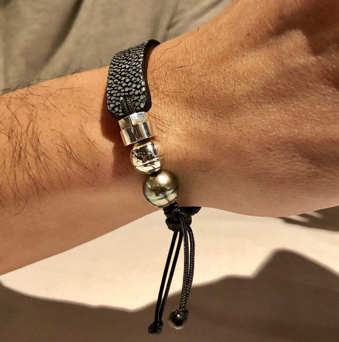 Romeo J. Bracelet en peau de raie, perle de Tahiti  et argent