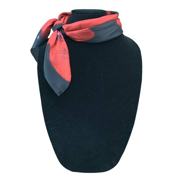 Foulard carré de soie noir fleurs rouges