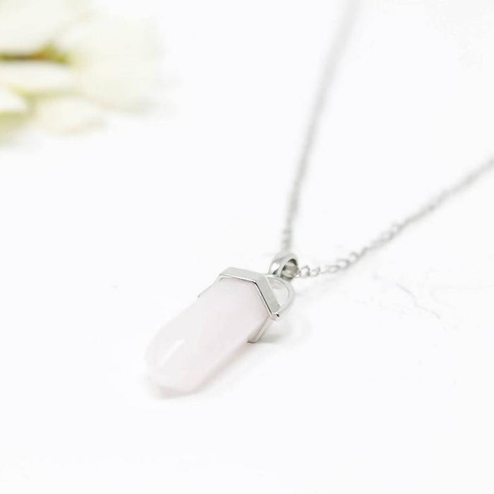 Collier minimaliste en quartz rose avec un pendentif en pointe en pierre semi-précieuses