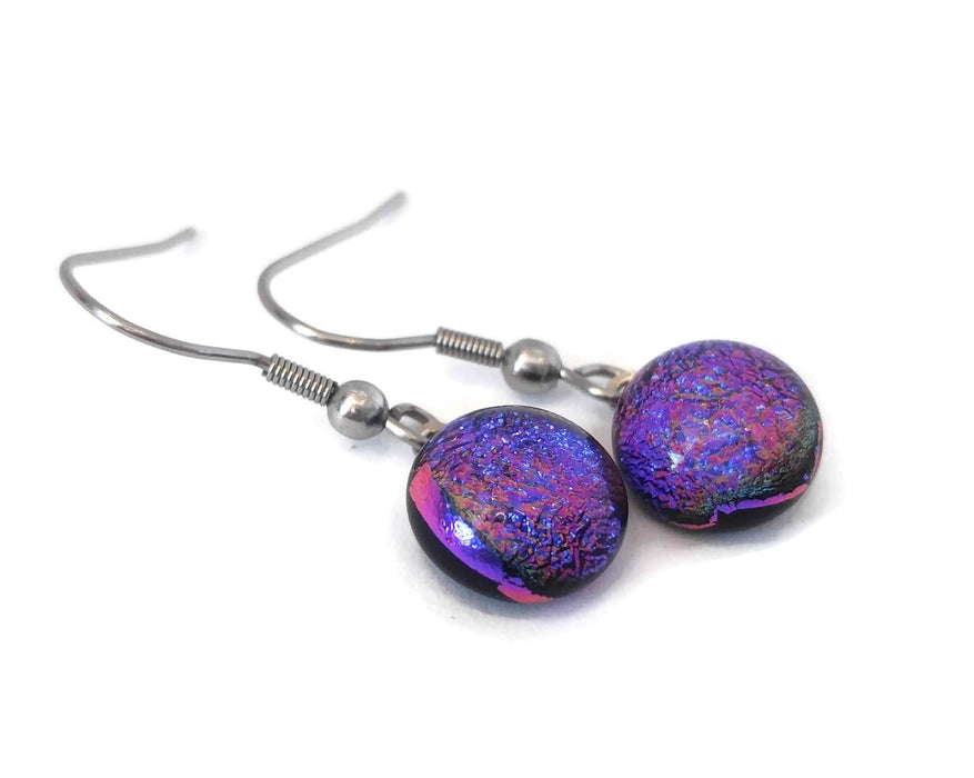 Boucles d'oreille mauve avec reflets bleus, pendantes en verre fusion - Bijoux Le fil d'Ariane