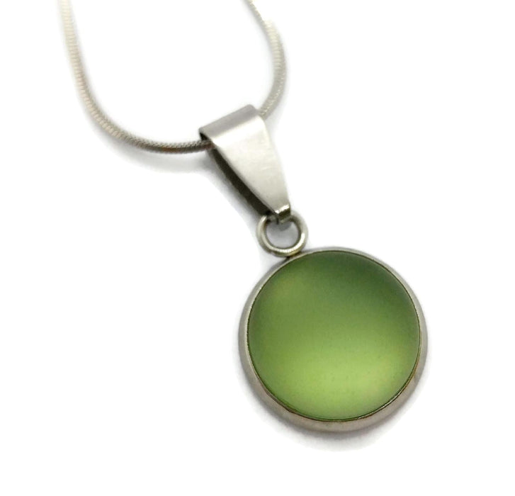 Collier cabochon, vert mat, verre recyclé - Bijoux Le fil d'Ariane