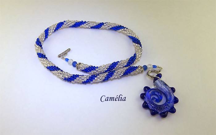 Collier de perles camélia