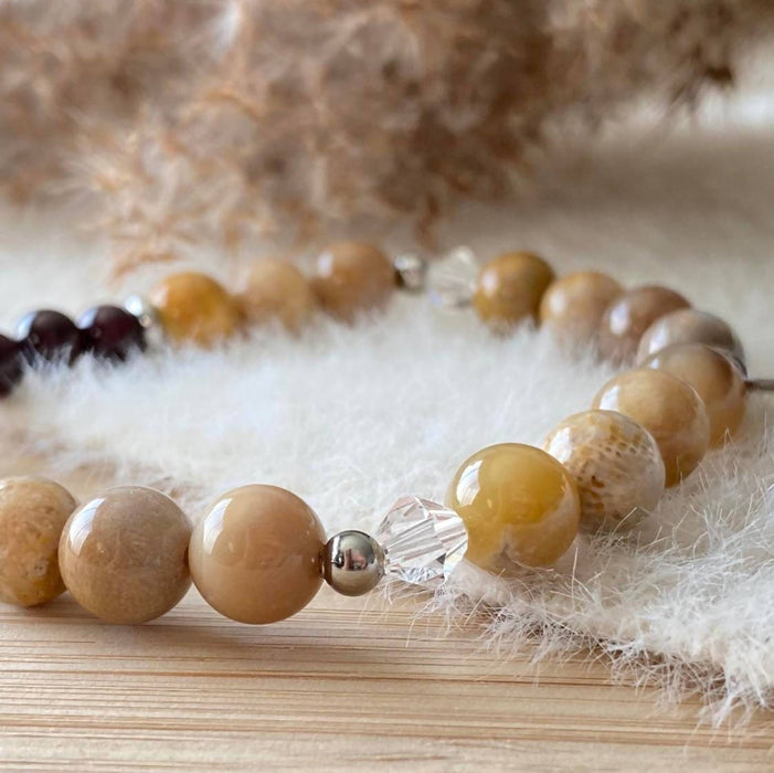 Bracelet sous-bois (pierres semi-précieuses jaspe chrysanthème et grenat, cristal stellaris, acier inoxydable avec breloque fleur de lotus)