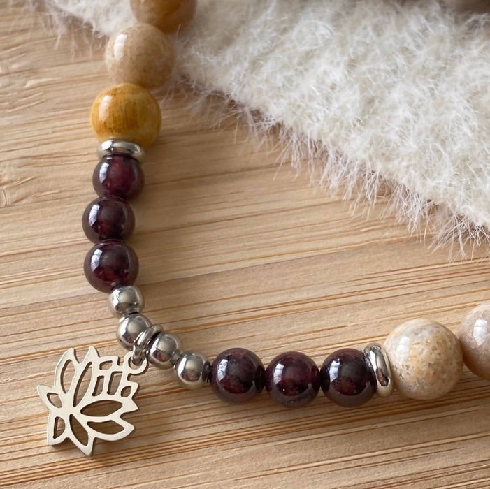 Bracelet sous-bois (pierres semi-précieuses jaspe chrysanthème et grenat, cristal stellaris, acier inoxydable avec breloque fleur de lotus)