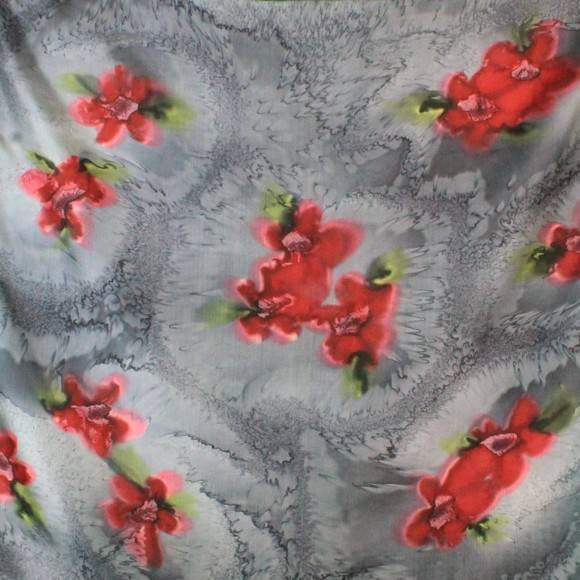 Foulard carré de soie gris fleurs rouges