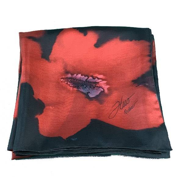 Foulard carré de soie noir fleurs rouges